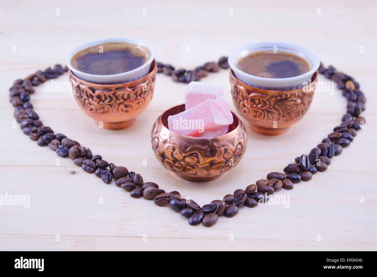 Türkischer Kaffee und Turkish Delight in Herzform Kaffeebohnen geformt Stockfoto