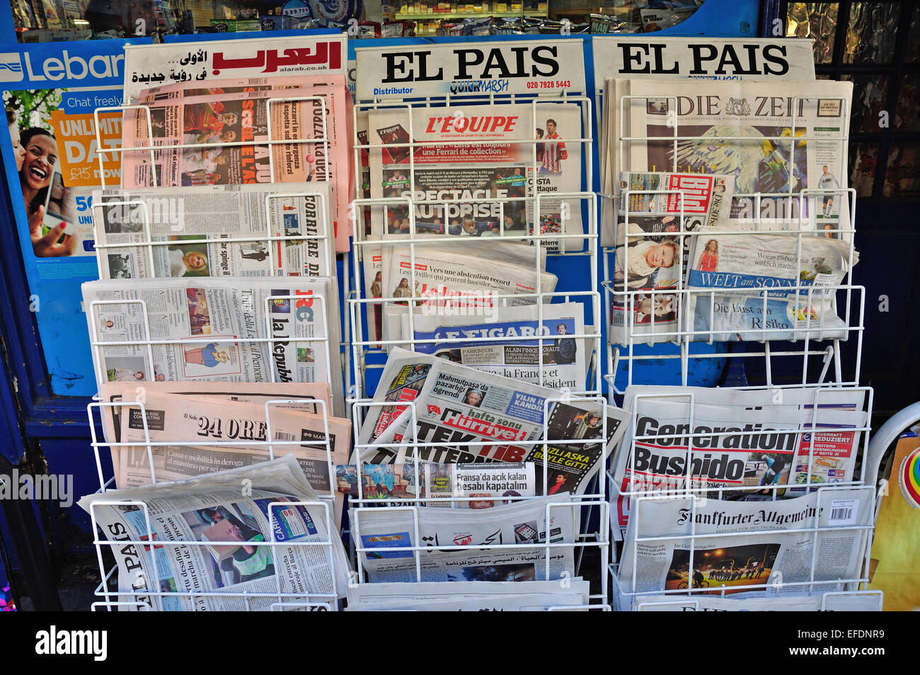 Internationale Zeitungen vor dem Zeitungskiosk Fulham, London Borough of Hammersmith und Fulham, Greater London, England, Vereinigtes Königreich Stockfoto
