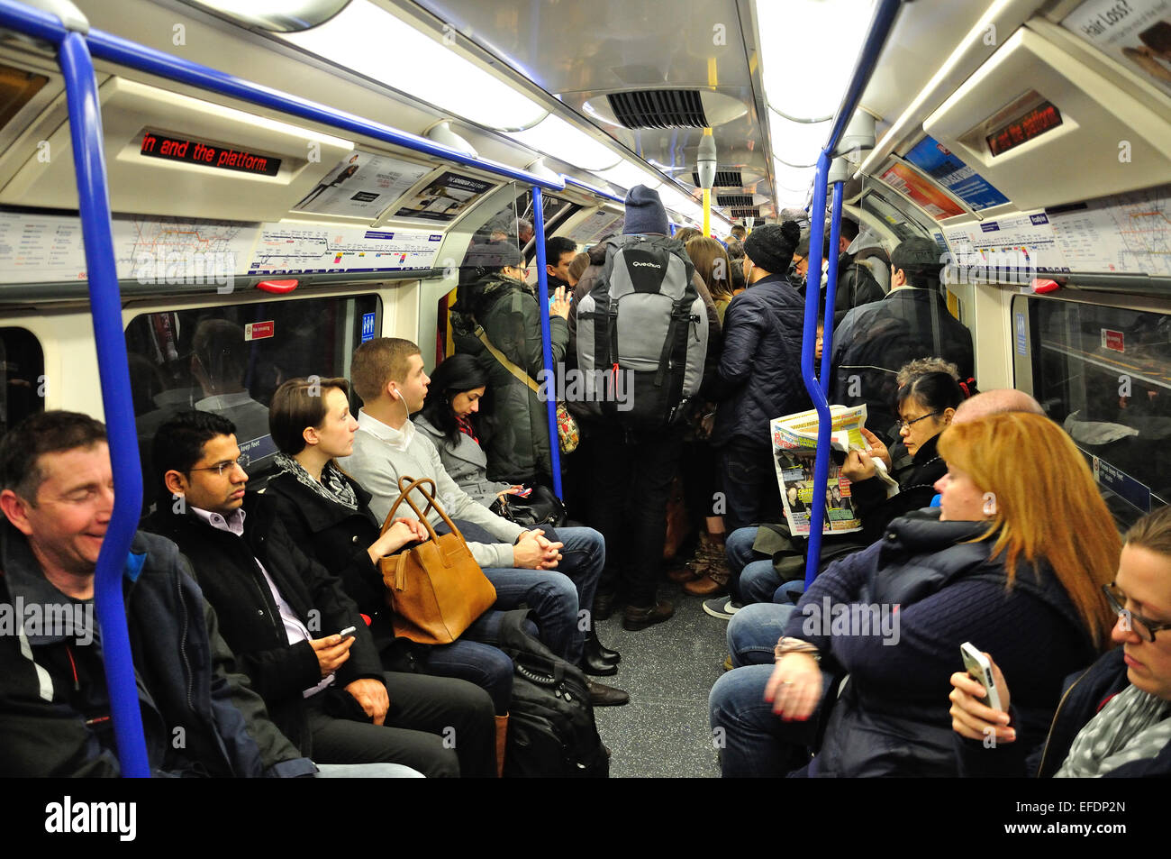 Innenansicht einer geschäftigen Kutsche der Londoner U-Bahn, Piccadilly Line, Greater London, England, Großbritannien Stockfoto