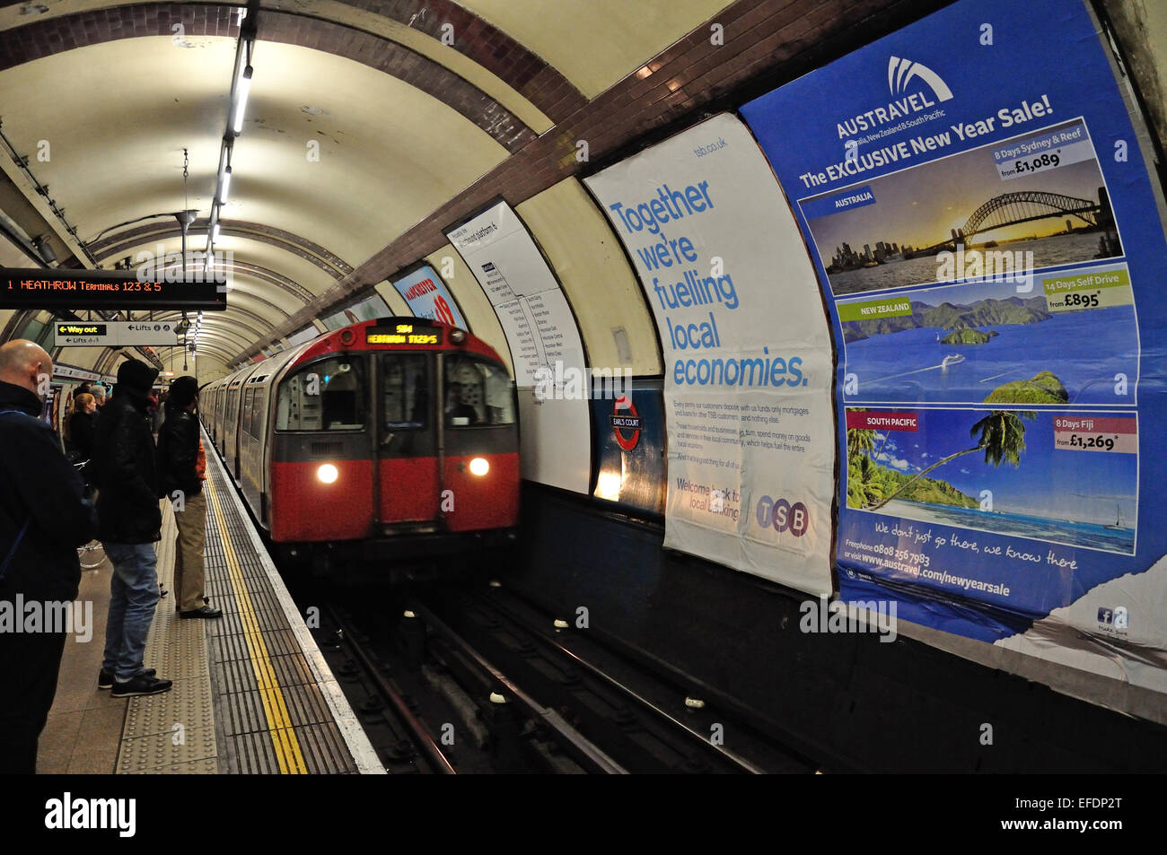 Die Londoner U-Bahn nähert sich dem Bahnsteig an der Earl's Court Station auf der Piccadilly Line, Earl's Court, Greater London, England, Großbritannien Stockfoto