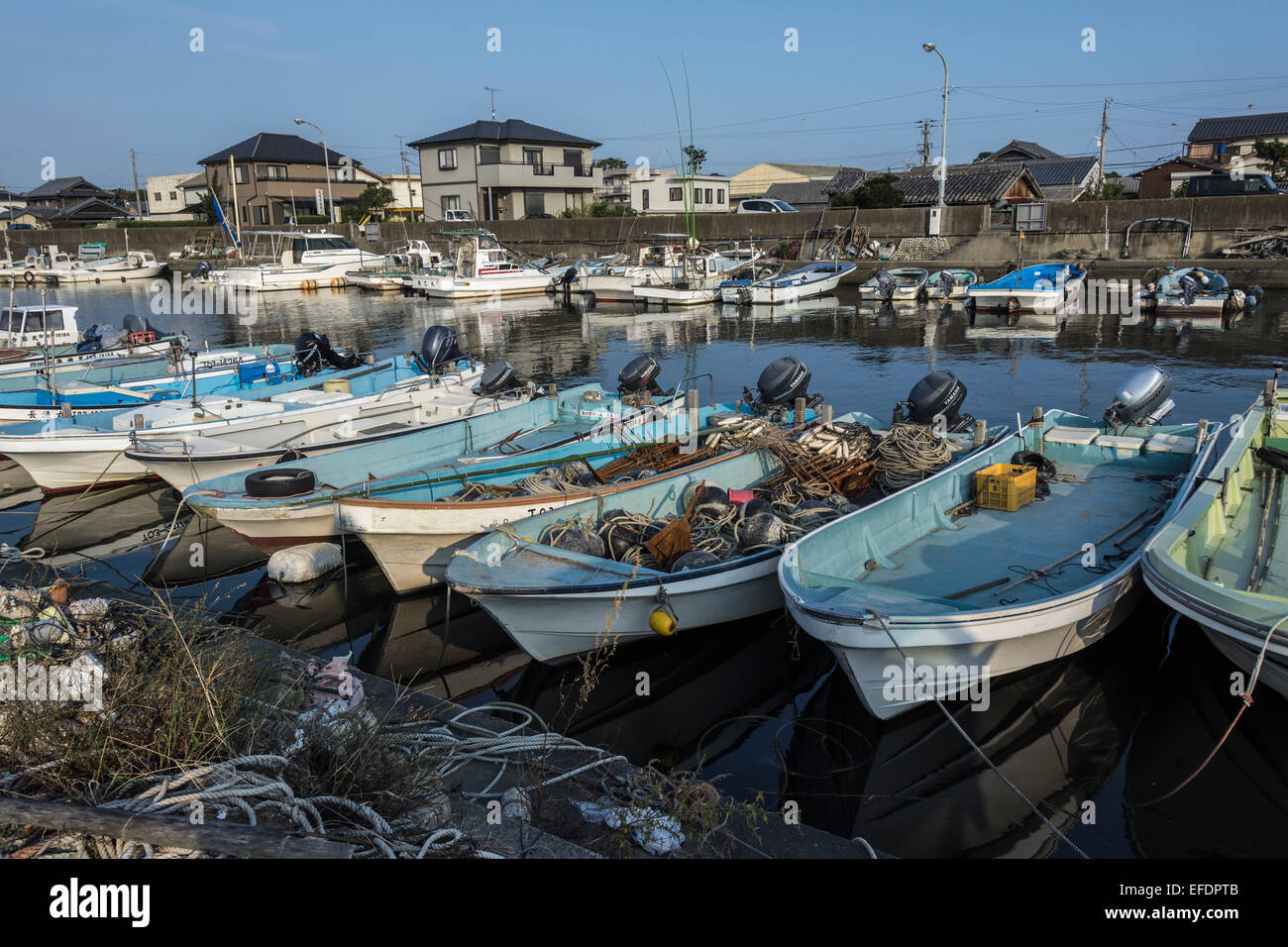 Linie von Skiffs mit Angeln Utensilien und Reflexionen, Naruto Hafen, Insel Shikoku, Japan Stockfoto
