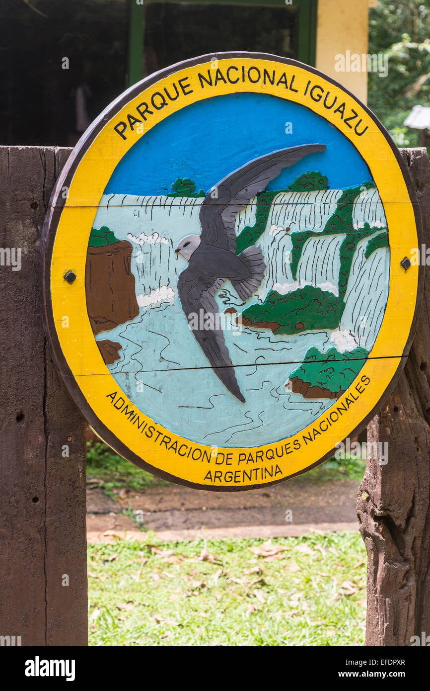 Bunte park Administration anmelden mit Bemalten Vogels und Wasserfällen an der Iguazu National Park (Parque Nacional Iguazu) in Argentinien Stockfoto