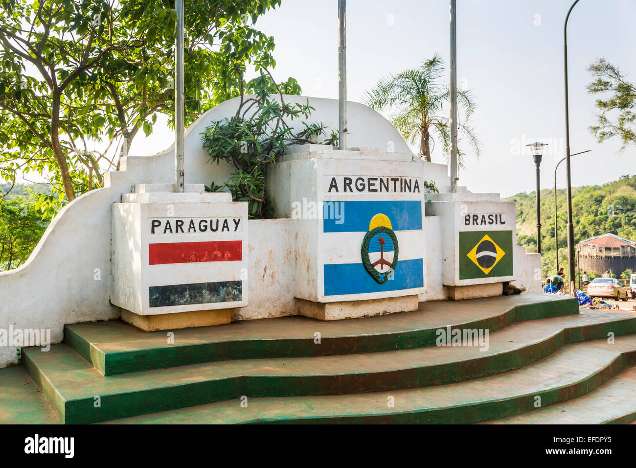 Denkmal in Puerto Iguazú, Argentinien, eine touristische Attraktion Kennzeichnung der Triple Frontier (drei Grenzen) von Argentinien, Brasilien und Paraguay. Stockfoto