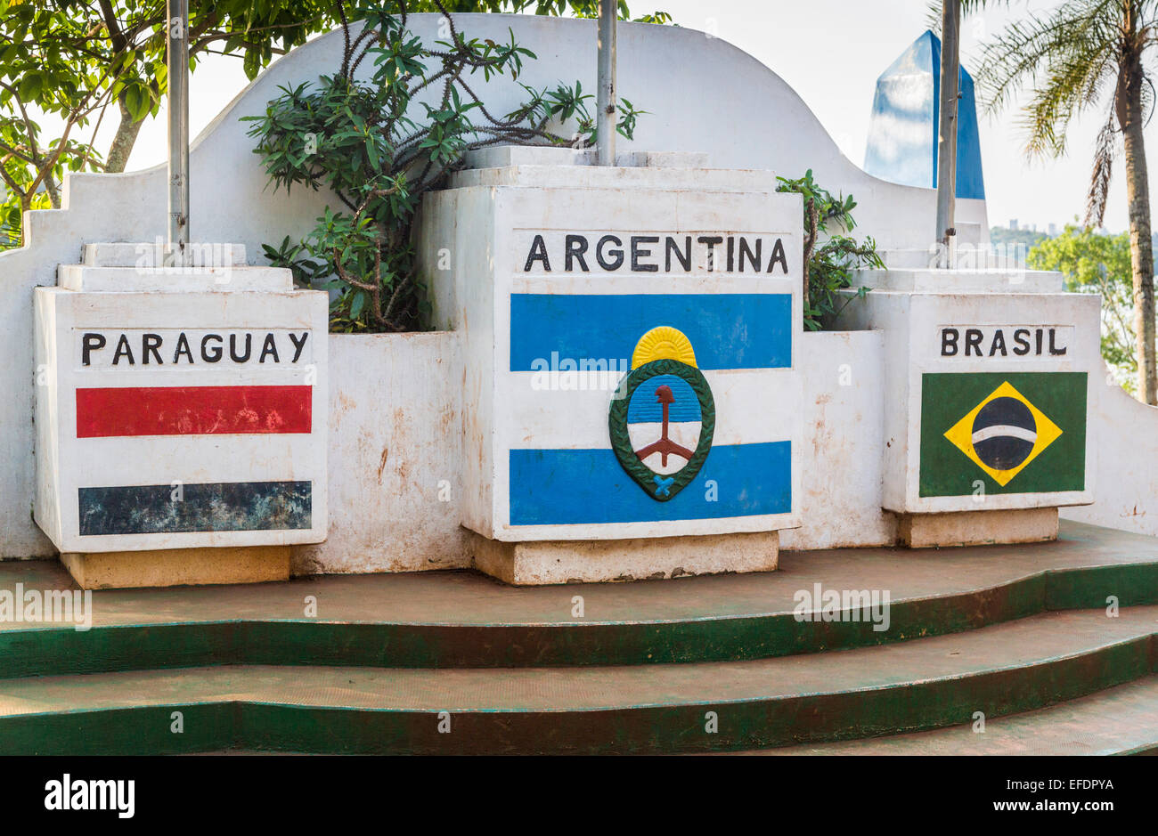 Denkmal in Puerto Iguazú, Argentinien, eine touristische Attraktion Kennzeichnung der Triple Frontier (drei Grenzen) von Argentinien, Brasilien und Paraguay. Stockfoto