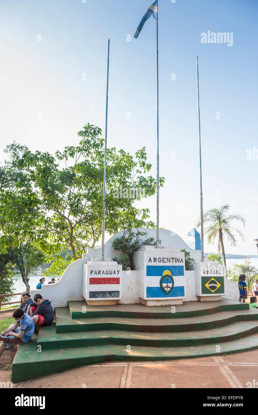 Denkmal in Puerto Iguazú der dreifachen Grenze von Argentinien, Brasilien und Paraguay Stockfoto
