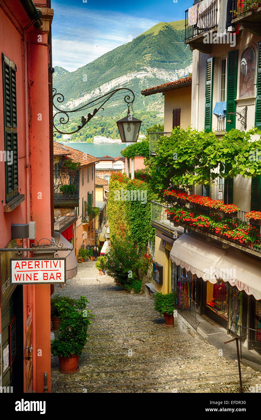 High Angle View of eine schmale Straße mit Balkonen und Geschäfte, Bellagio, Comer See, Lombardei, Italien Stockfoto