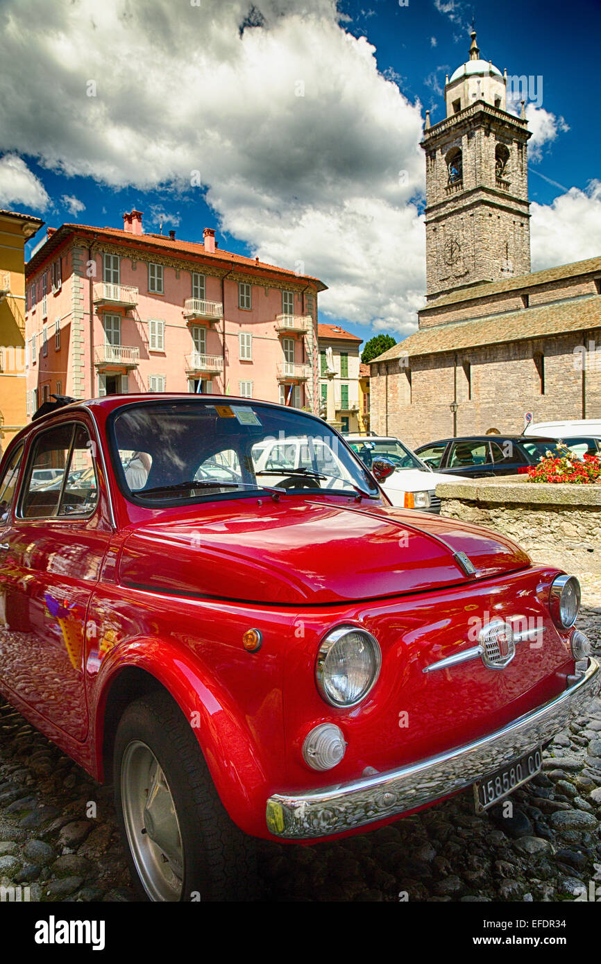 Niedrigen Winkel Blick auf einen klassischen Fiat 500 auf einer Straße, Bellagio, Comer See, Lombardei, Italien Stockfoto
