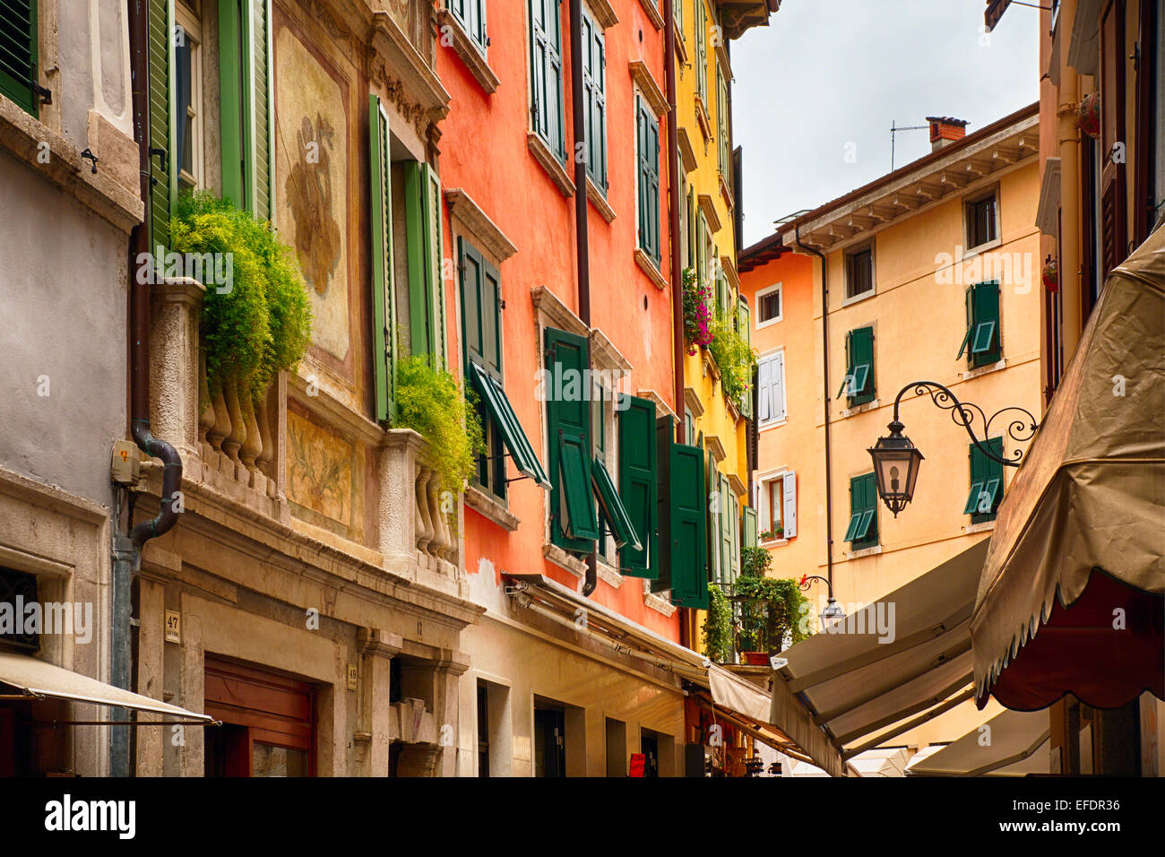 Niedrigen Winkel Blick auf eine Straße mit Läden und Häuser, Riva del Garda, Trentino, Italien Stockfoto