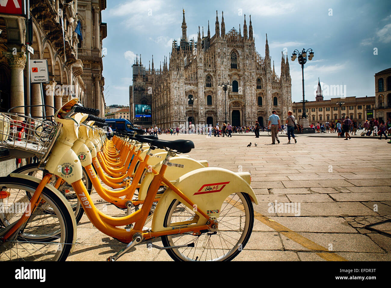 Niedrigen Winkel Blick auf einen Platz mit Citibikes im Hintergrund und eine Kathedrale im Backround, Piazza Duomo, Mailand, Italien Stockfoto