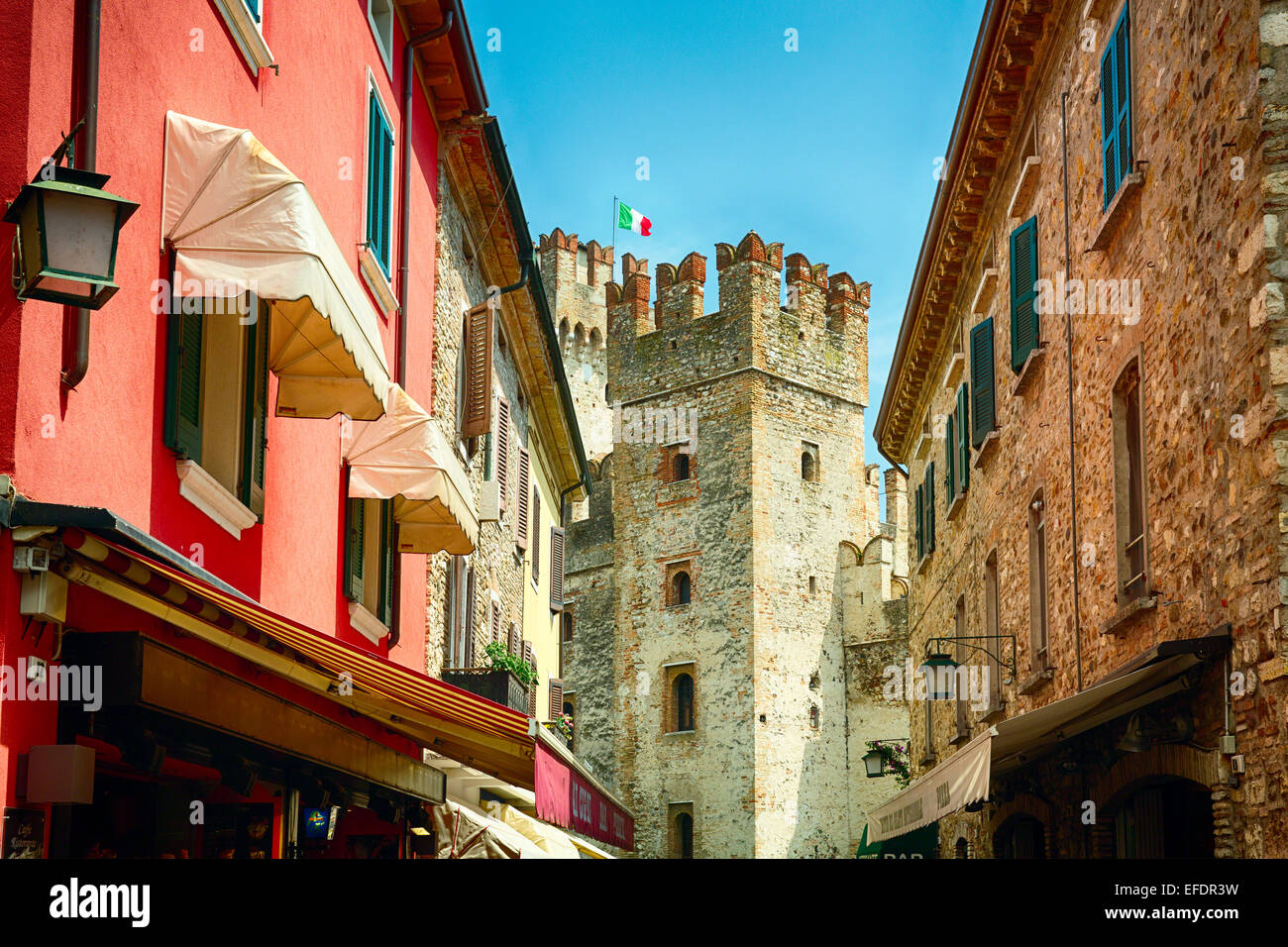Niedrigen Winkel Blick auf eine Straße mit Burgturm, Scaliger Burg, Sirmione, Lombardei, Italien Stockfoto