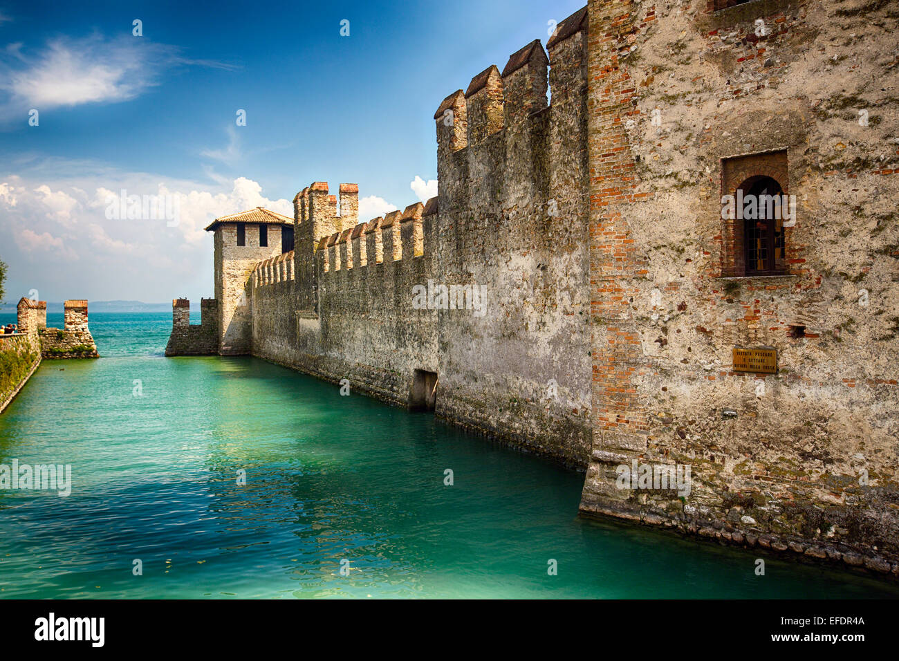 Blick auf die Burg im See, Scaliger Burg, Sirmione, Gardasee, Lombardei, Italien Stockfoto