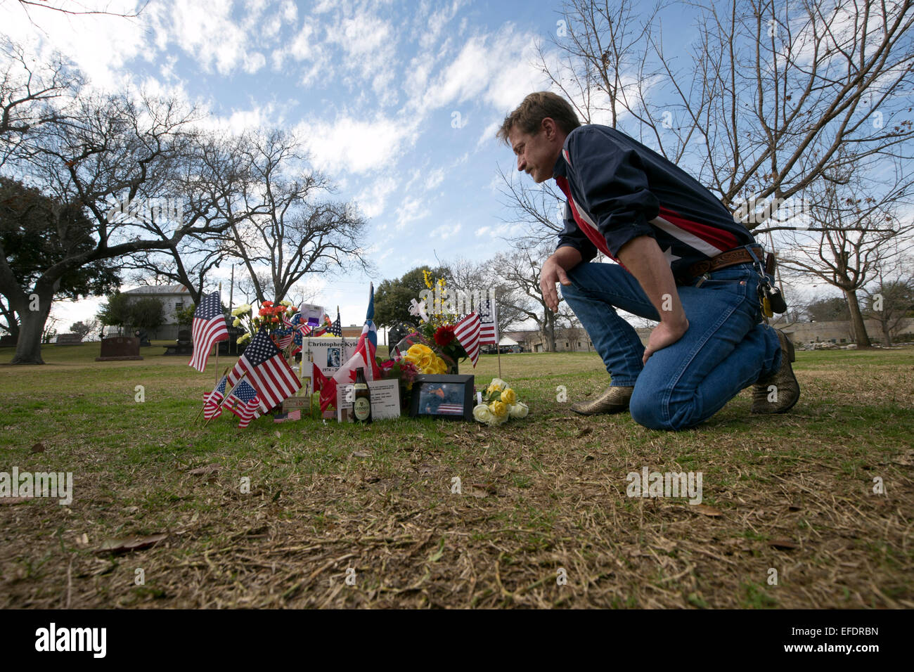 Austin, Texas, USA. 1. Februar 2015. James Lewis Besucher schaut Erinnerungsstücke schmücken die Texas State Cemetery Grab der US Navy Seal Sniper Chris Kyle, im Jahr 2013 starb.  Kyle, den produktivsten Scharfschützen in der Geschichte der USA, ist das Thema der populären Film "American Sniper". Bildnachweis: Bob Dämmrich/Alamy Live-Nachrichten Stockfoto