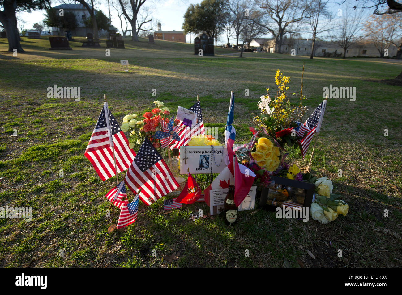 Austin, Texas, USA. 1. Februar 2015. Erinnerungsstücken ziert das Texas State Cemetery Grab der US Navy Seal Sniper Chris Kyle, im Jahr 2013 starb.  Kyle, den produktivsten Scharfschützen in der Geschichte der USA, ist das Thema der populären Film "American Sniper". Bildnachweis: Bob Dämmrich/Alamy Live-Nachrichten Stockfoto