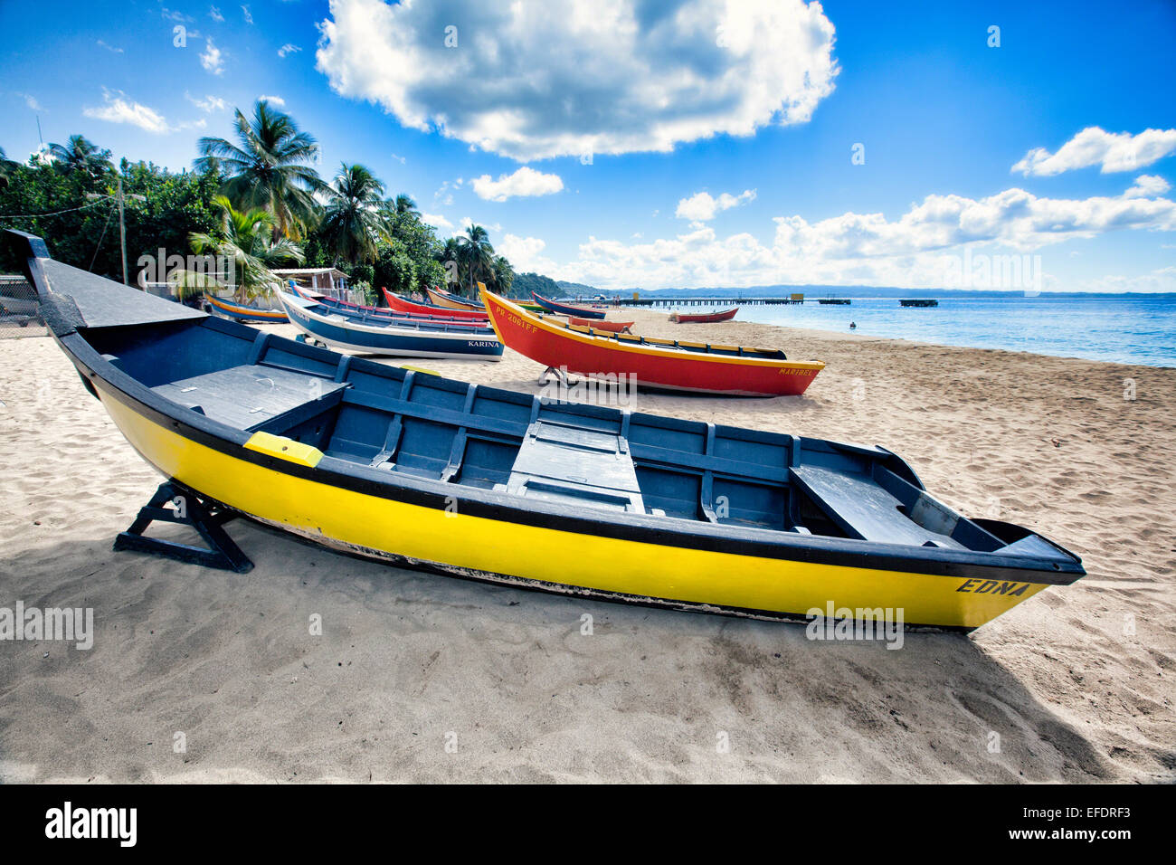 Niedrigen Winkel Blick auf bunte, kleine hölzerne, Angelboote/Fischerboote auf eine Caribbean Beach, Crashboat Beach, Aguadilla, Puerto Rico Stockfoto