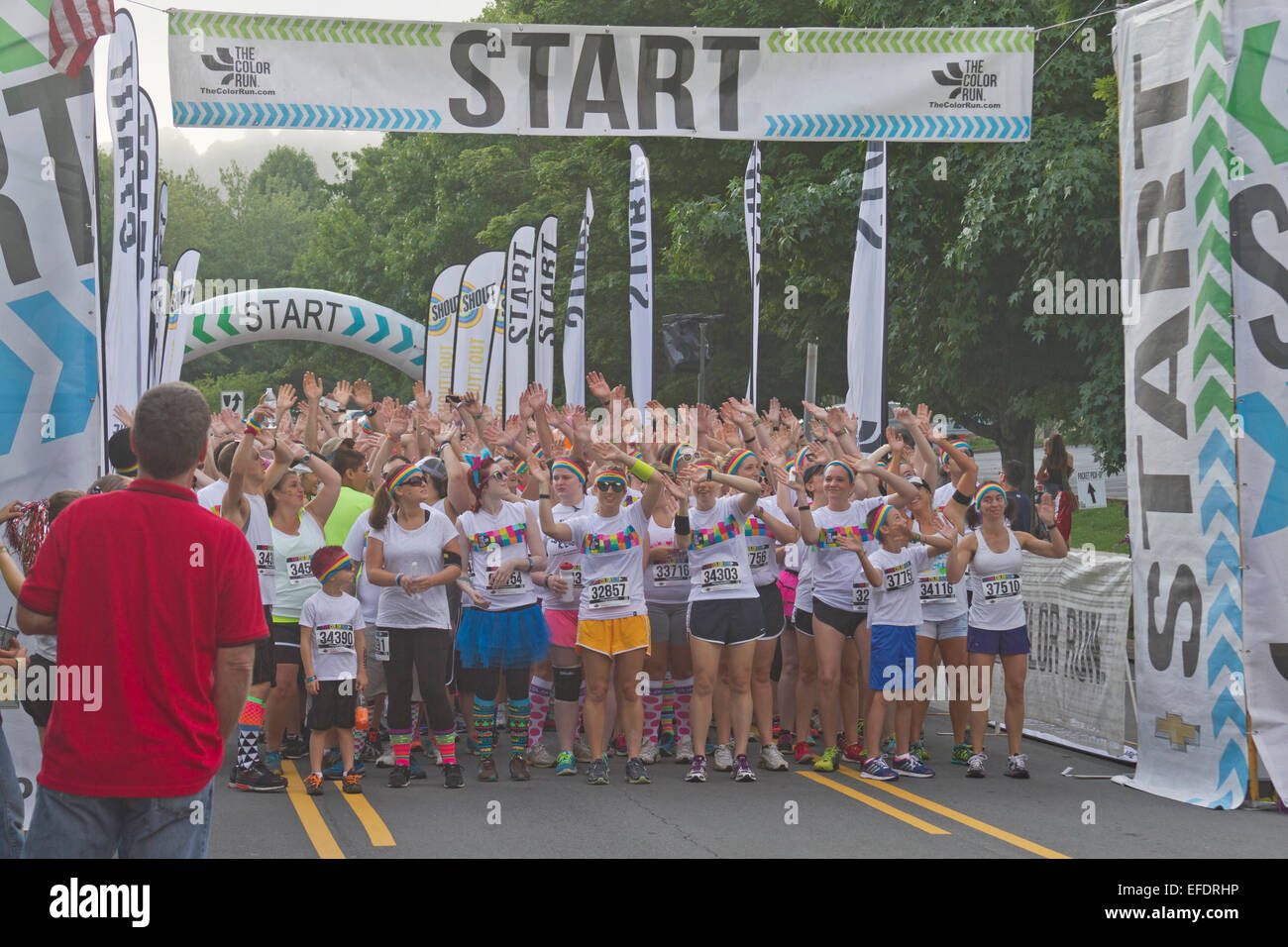 Aufgeregt Color Run Teilnehmer warten, bis das Rennen beginnt am 26. Juli 2014 in der Innenstadt von Asheville Stockfoto