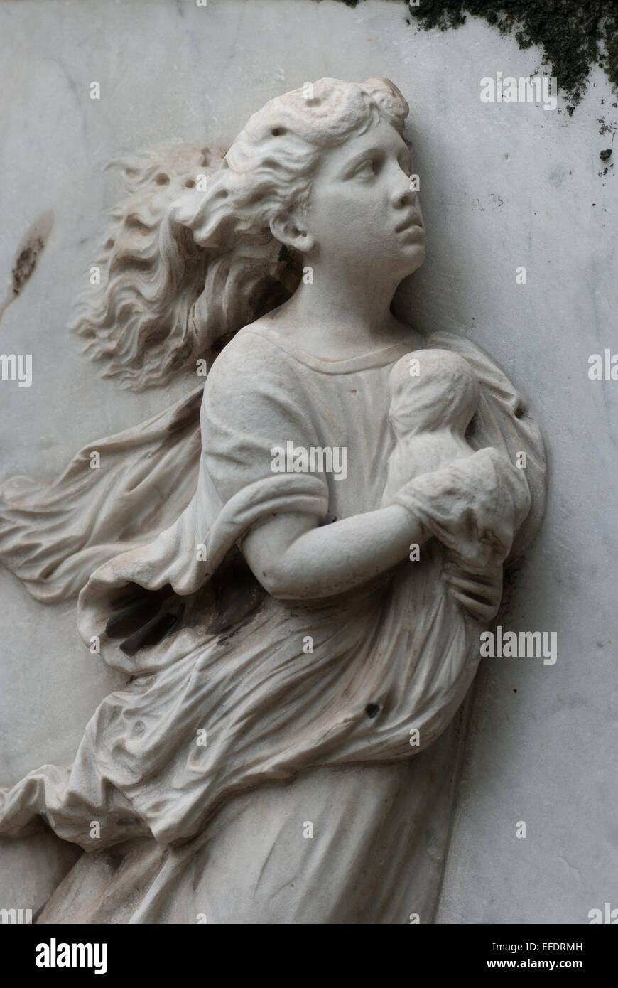 Skulptur einer Frauenfigur mit einem Baby im Taman Prasati Museum (Museum des Gedenksteinparks) in Jakarta, Indonesien. Stockfoto