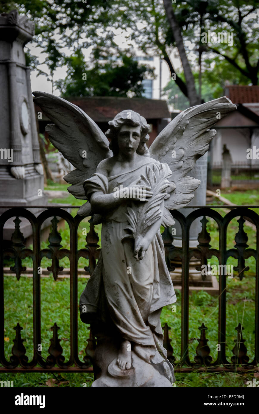 Statue einer geflügelten Engelsfigur im Taman Prasati Museum (Museum des Gedenksteinparks) in Jakarta, Indonesien. Stockfoto