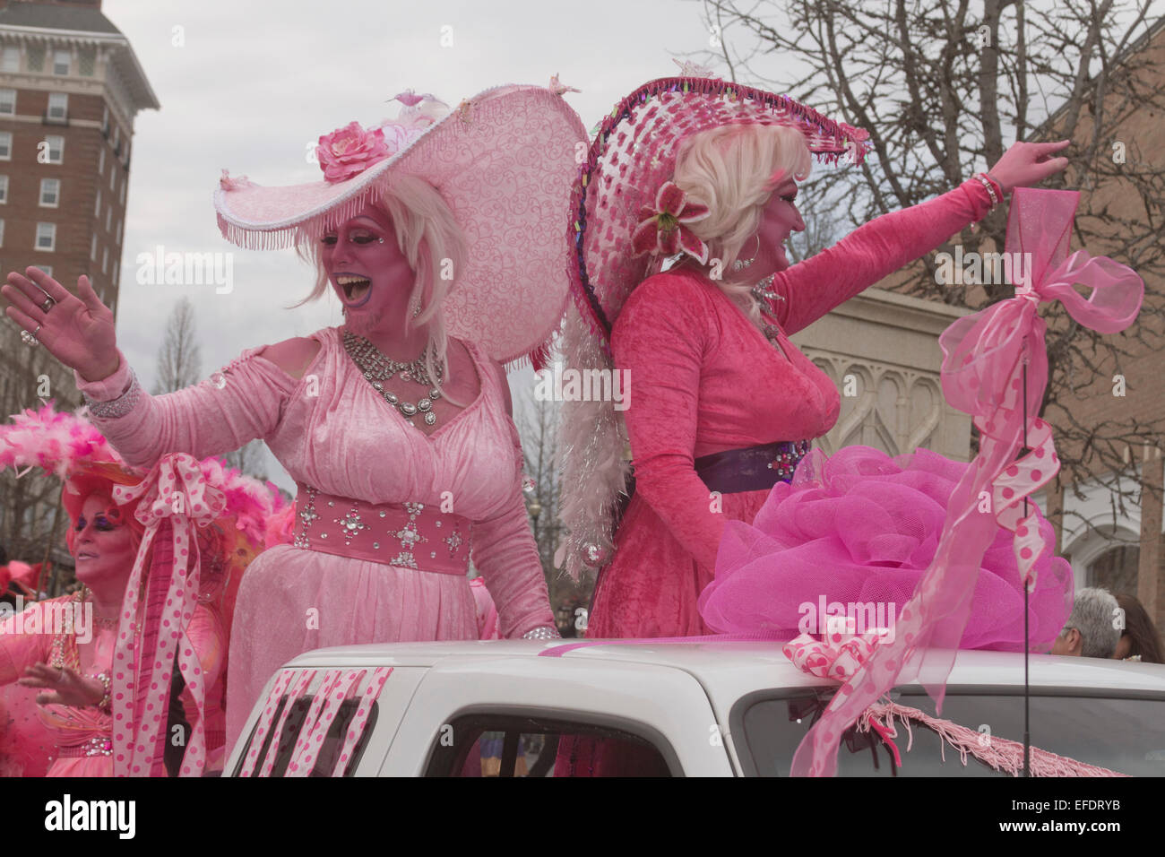 Rüschen Damen gekleidet ganz in Rosa mit rosa Haut, mit einem Bart, Welle, Zuschauer aus einem Fahrzeug in der Karneval-Parade Stockfoto