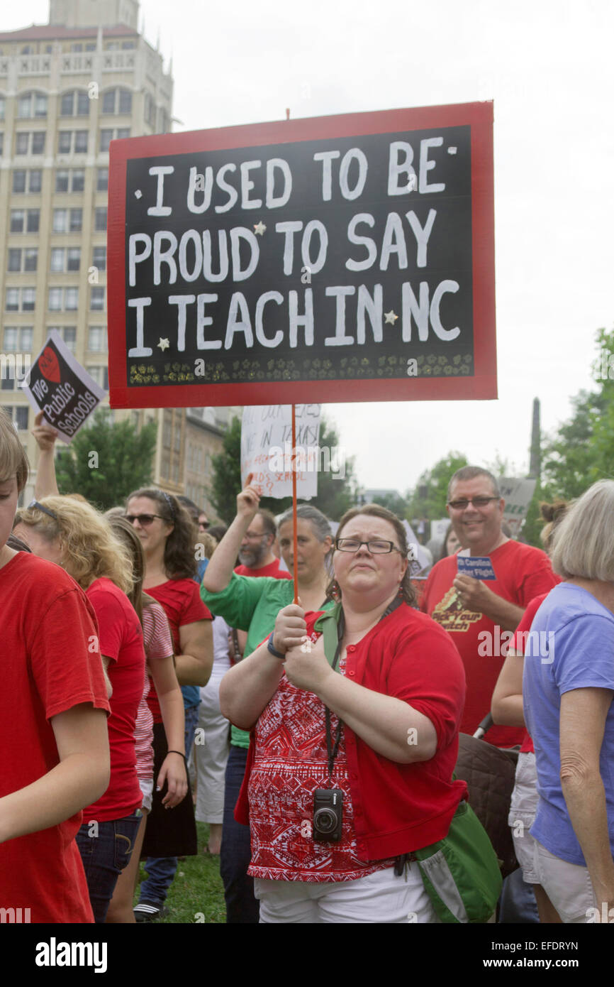 Asheville, North Carolina, USA - 4. August 2014: Lehrer und andere Zeichen protestieren, den Zustand der öffentlichen Bildung in halten noch Stockfoto