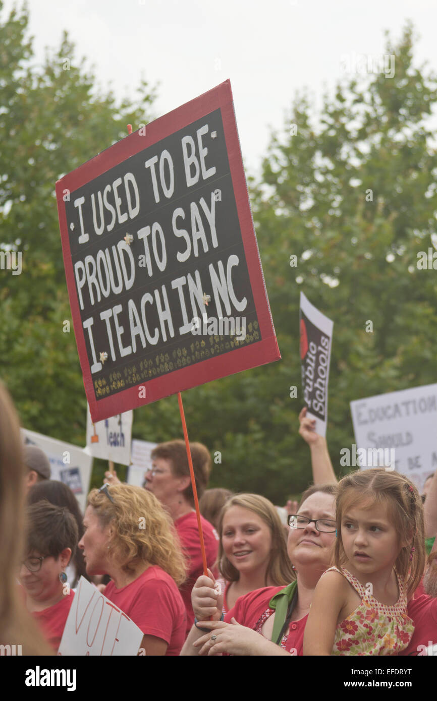 Asheville, North Carolina, USA - 4. August 2014: Lehrer und andere Zeichen protestieren, den Zustand der öffentlichen Bildung in halten noch Stockfoto