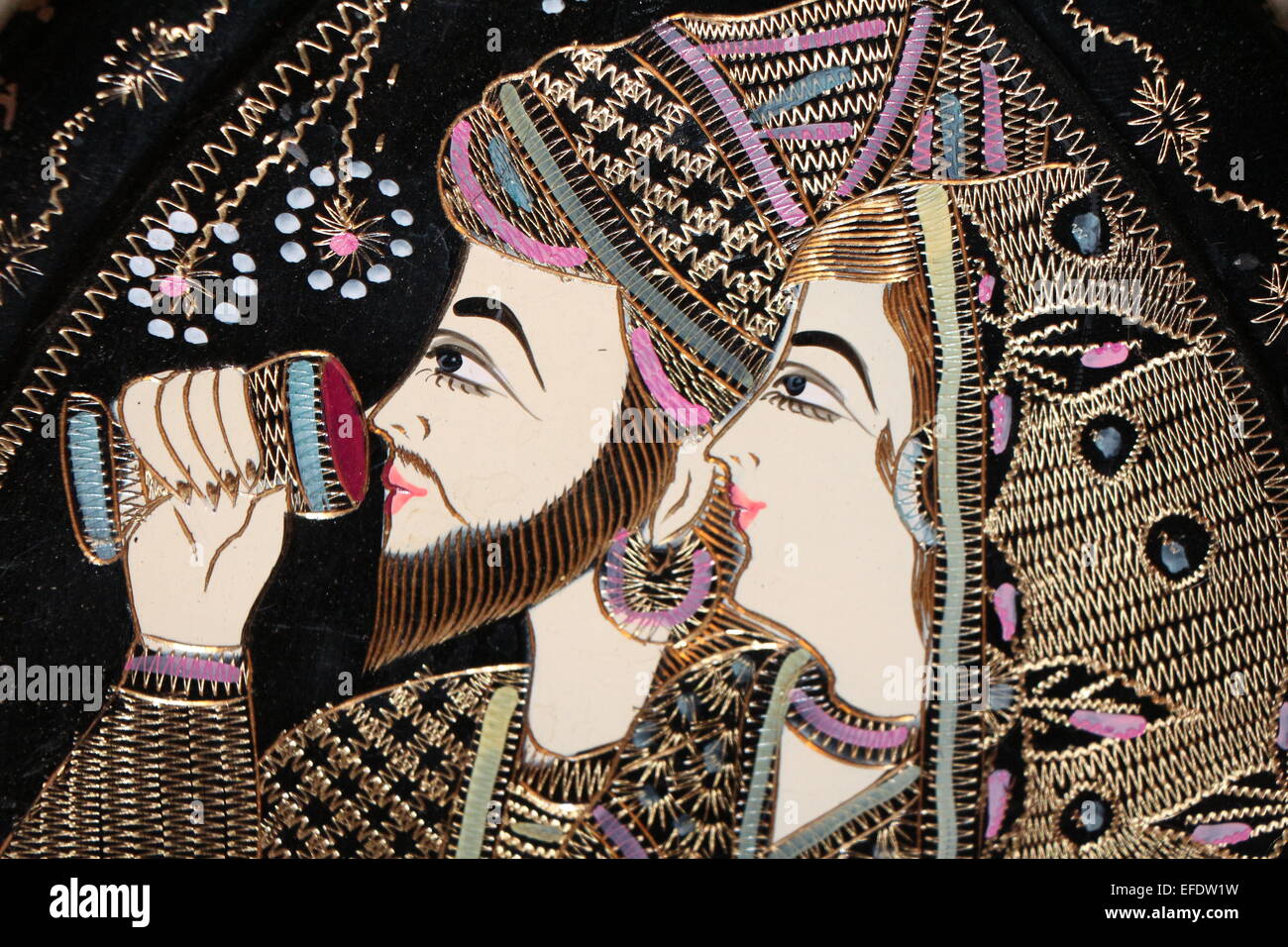 Mann und Frau, gekleidet in feine Tücher, trinken Wein, Klasse, hochwertige, lizenzfreie Stockfoto