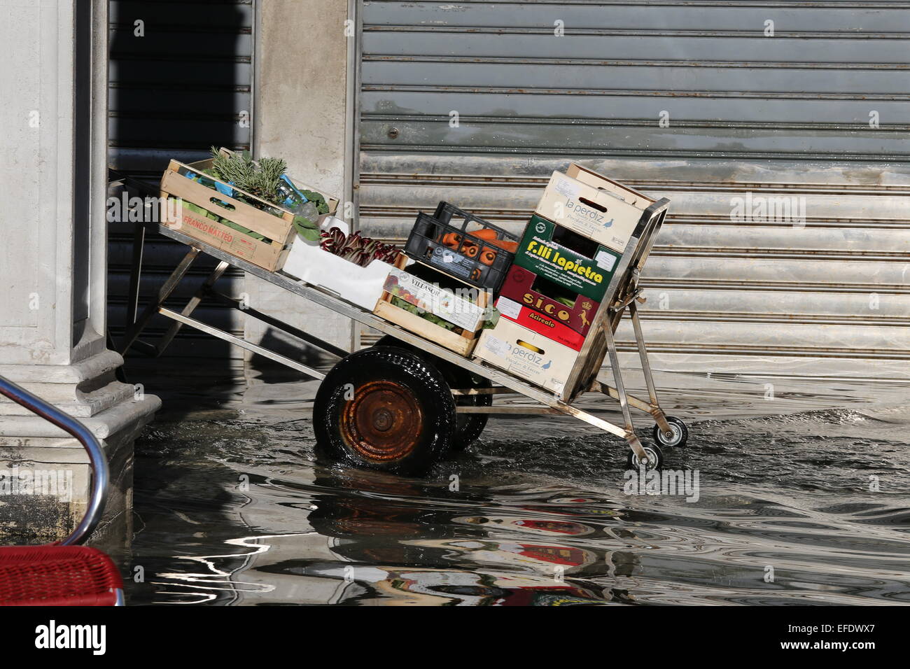 Venedig, Italien. 31. Januar 2015. Italien Wetter: Wagen für den Transport von Dingen und Obst während der Flut unter den Arkaden der Piazza San Marco. Bildnachweis: FC Italy/Alamy Live-Nachrichten Stockfoto