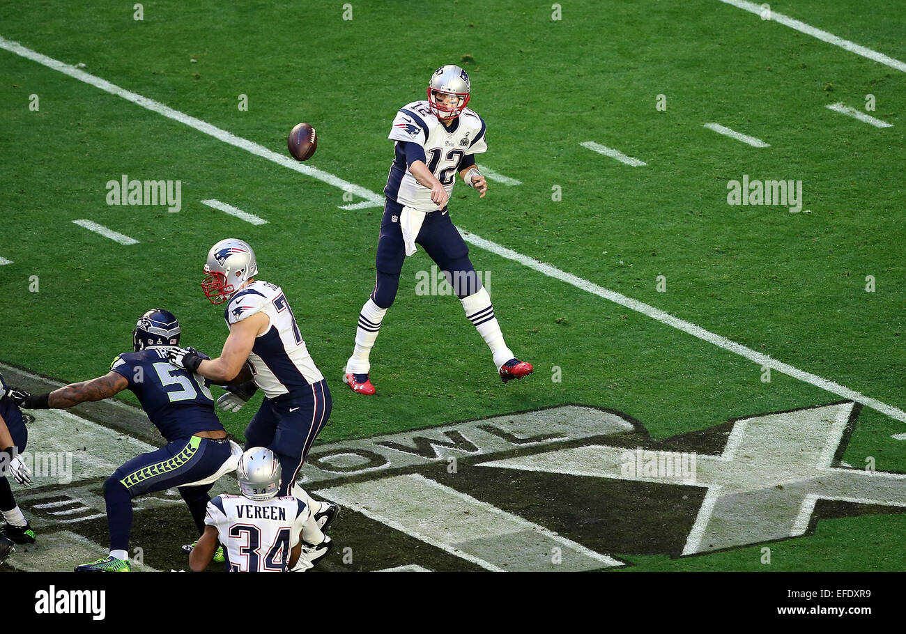 Glendale, Arizona, USA. 1. Februar 2015. New England Patriots quarterback Tom Brady #12 Würfe in der ersten Hälfte des Super Bowl XLIX zwischen den Seattle Seahawks und die New England Patriots im University of Phoenix Stadium in Glendale, AZ © Action Plus Sport/Alamy Live News Stockfoto