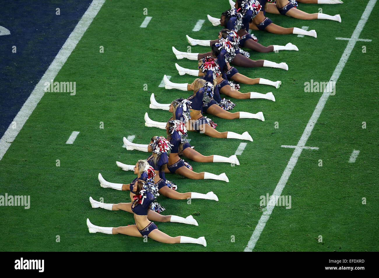 Glendale, Arizona, USA. 1. Februar 2015. New England Patriots Cheerleadern führen während der ersten Hälfte des Super Bowl XLIX zwischen den Seattle Seahawks und die New England Patriots im University of Phoenix Stadium in Glendale, AZ © Action Plus Sport/Alamy Live News Stockfoto