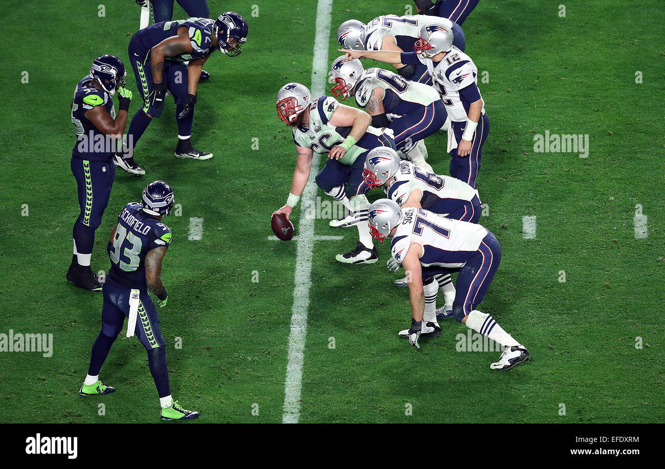 Glendale, Arizona, USA. 1. Februar 2015. New England Patriots center Bryan Stork #66 (Mitte) und quarterback Tom Brady #12 (rechts) Anruf ein Spiel in der zweiten Hälfte des Super Bowl XLIX zwischen den Seattle Seahawks und die New England Patriots im University of Phoenix Stadium in Glendale, AZ Die New England Patriots schlagen die Seattle Seahawks 28-24. © Aktion Plus Sport/Alamy Live-Nachrichten Stockfoto