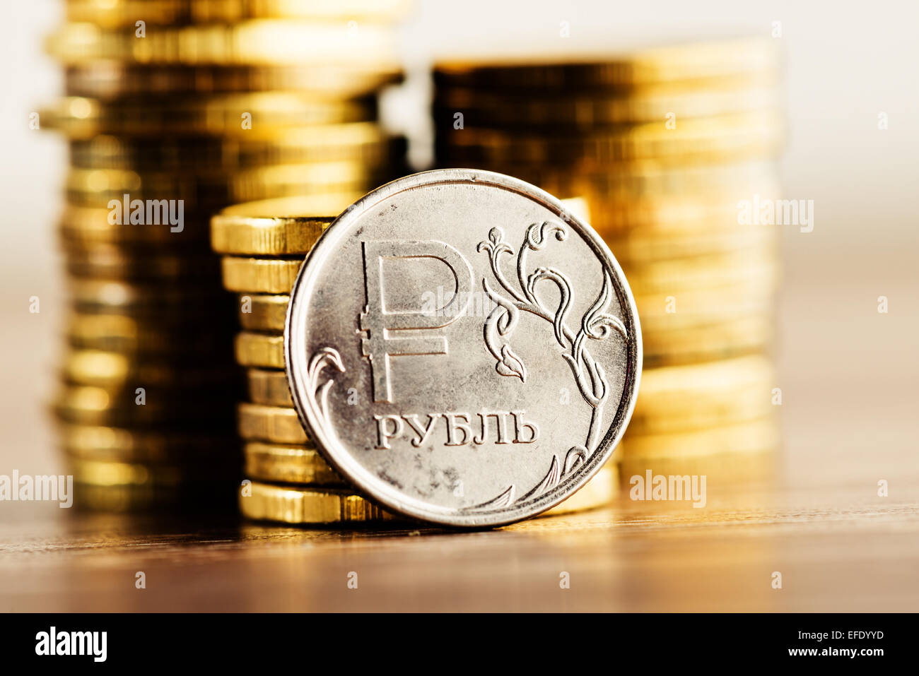Der russische Rubel Münze und Geld gold auf dem Schreibtisch Stockfoto