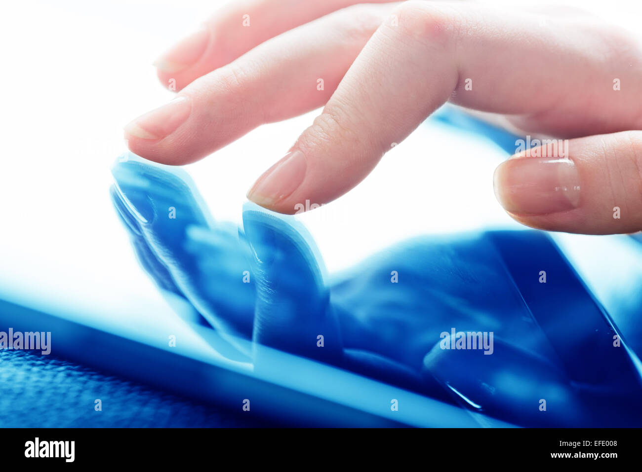 Tablet-pc mit einem leeren Bildschirm in den Händen Stockfoto