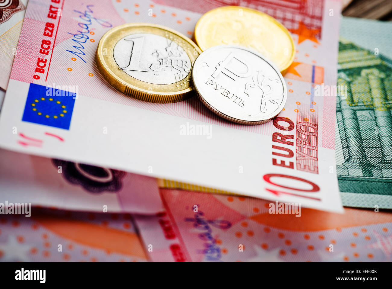 Euro und Rubel Münzen auf Euro-Banknoten Stockfoto