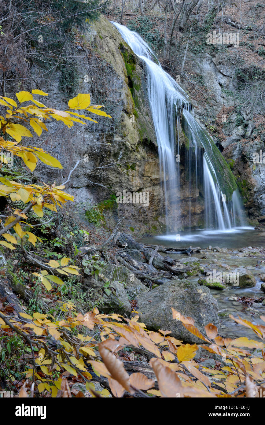 Diese Ansicht Wasserfall Djur Djur hat im Herbst. Dies ist der bekannteste Wasserfall des Krim-Gebirges. Stockfoto