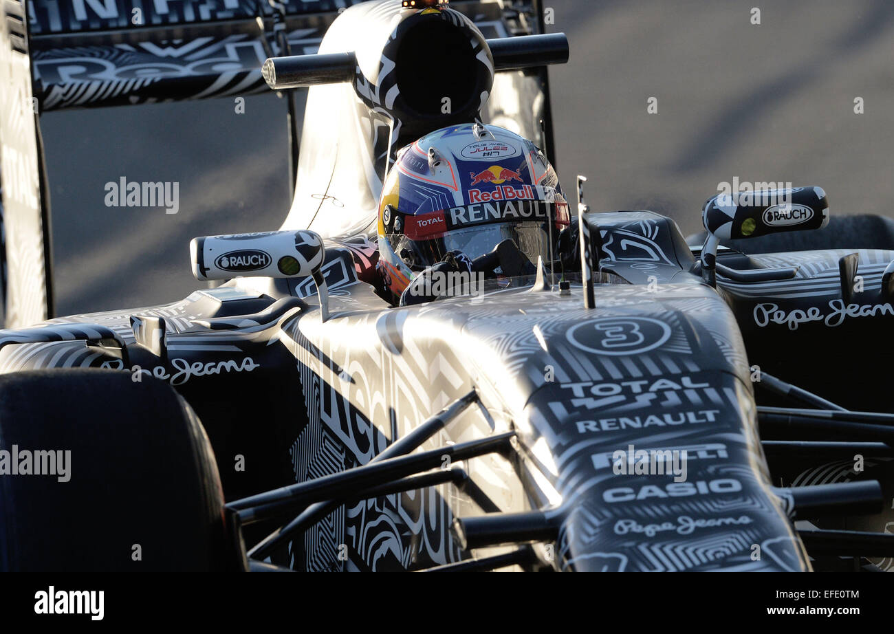 Australischen Formel1-Fahrer Daniel Ricciardo von Red Bull Racing steuert die neue RB11 während des Trainings für die kommende Formel-1-Saison auf der Rennstrecke von Jerez in Jerez De La Frontera, Südspanien, 1. Februar 2015. Foto: Peter Steffen/dpa Stockfoto