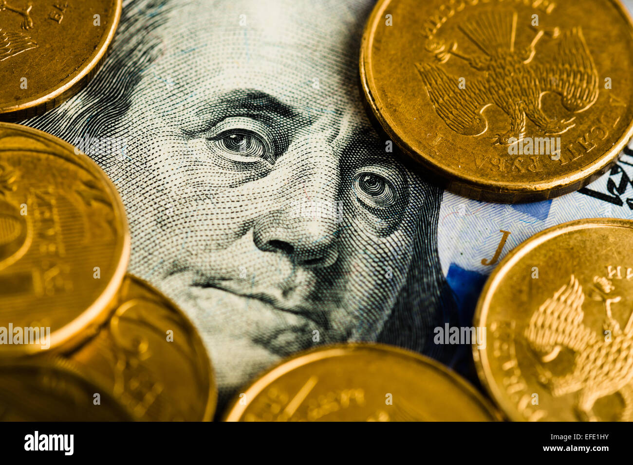 Russische Rubel Münzen auf den Banknoten von Dollar und Stockfoto