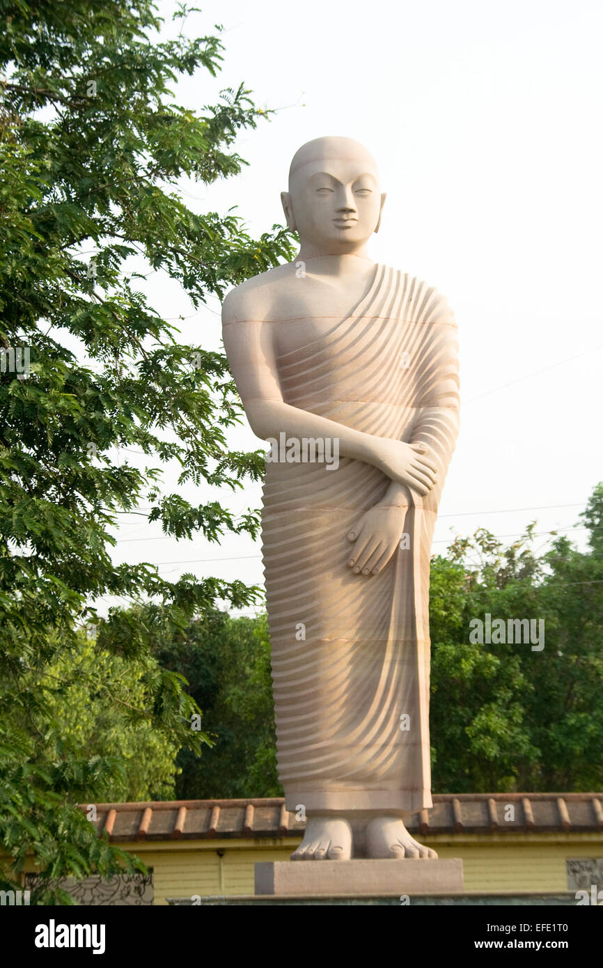 Statue der Jünger des Buddha stehend in ruhiger Stimmung, Bodhgaya, Bihar, Indien, Asien Stockfoto