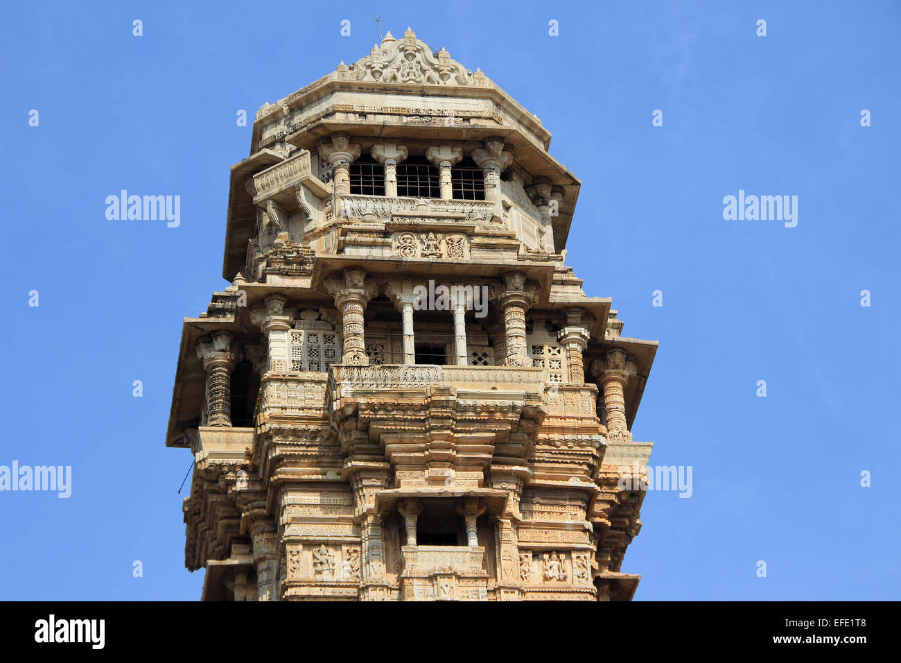 Nahaufnahme der oberen Etagen des Vijay Sthambh (Sieg-Turm), Chittorgarh Fort, Rajasthan, Indien, Asien Stockfoto