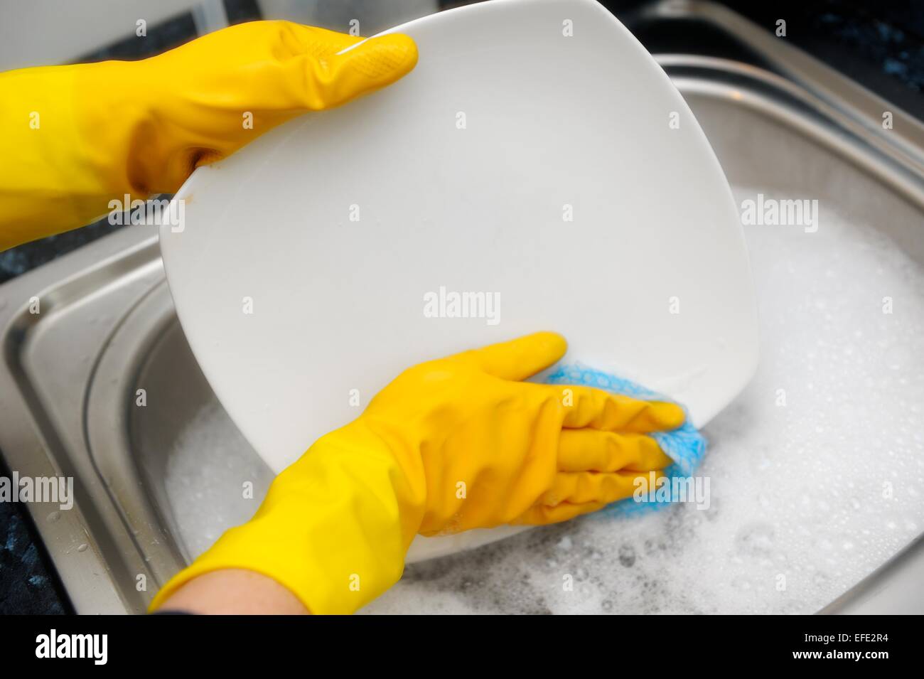 Woman wearing rubber gloves -Fotos und -Bildmaterial in hoher