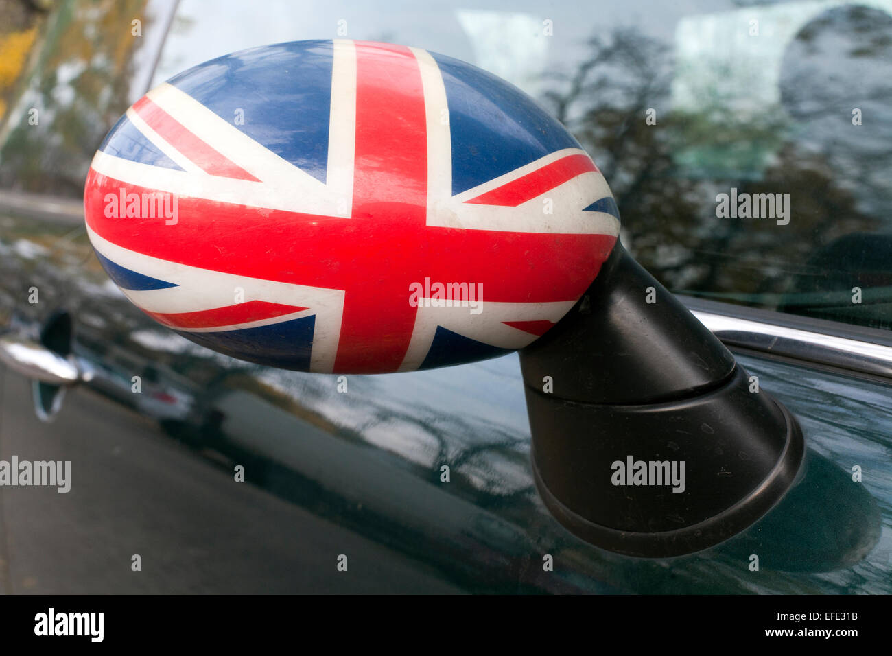 Union Jack auf einem Spiegel der hinteren Ansicht. Britische Flagge. Stockfoto