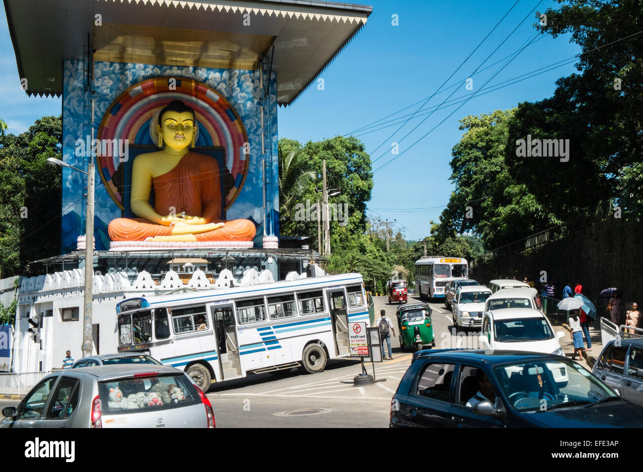 Riesige Buddha-Statue mit großen Dach sitzen, in der Nähe von Bahnhof, Zentrum, Kandy, Sri Lanka, Stadtverkehr, Stockfoto