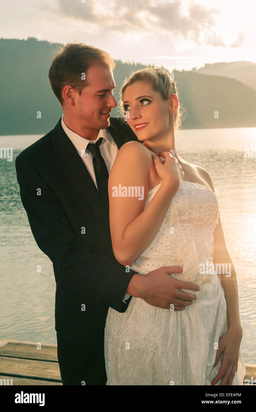 Liebespaar bei der Hochzeit am See Stockfoto