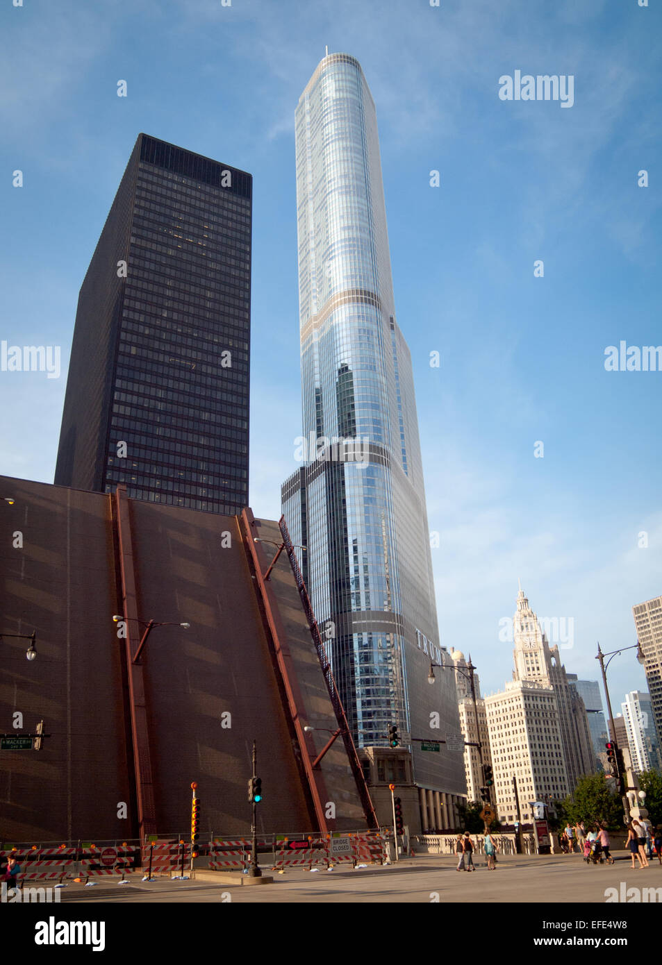 State Street Zugbrücke, aufgewachsen in Chicago. (AMA) IBM-Gebäude, Trump Tower Chicago und Wrigley Building im Hintergrund. Stockfoto