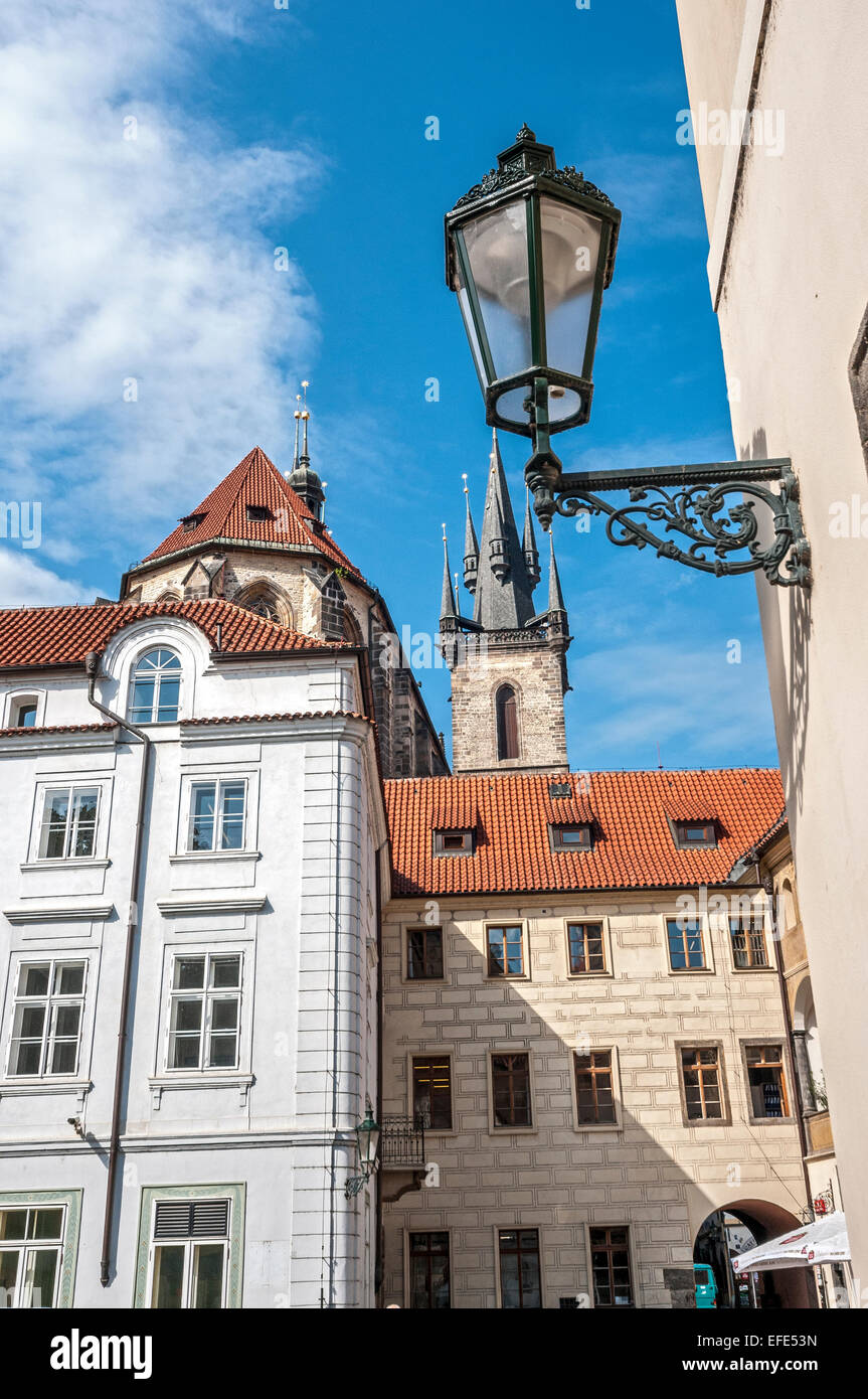 Tschechien, Prag. Altstadt. Eine der Straßen in der Umgebung von Altstädter Ring. Gaslampe, Stockfoto