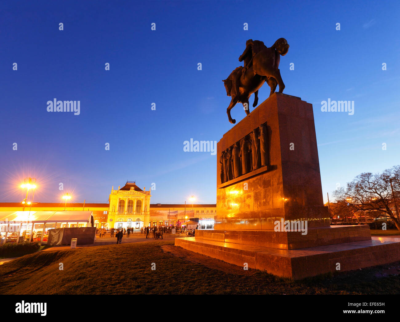 Zagreb-Nacht. Der König Tomislav Statue und Main Trainstation trainieren. Stockfoto