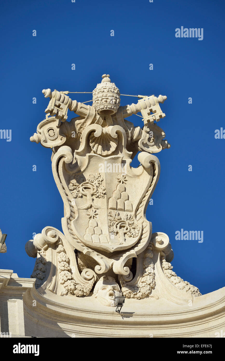 Vatikan Wappen oben auf Berninis Kolonnaden Piazza San Pietro Rom Italien Stockfoto