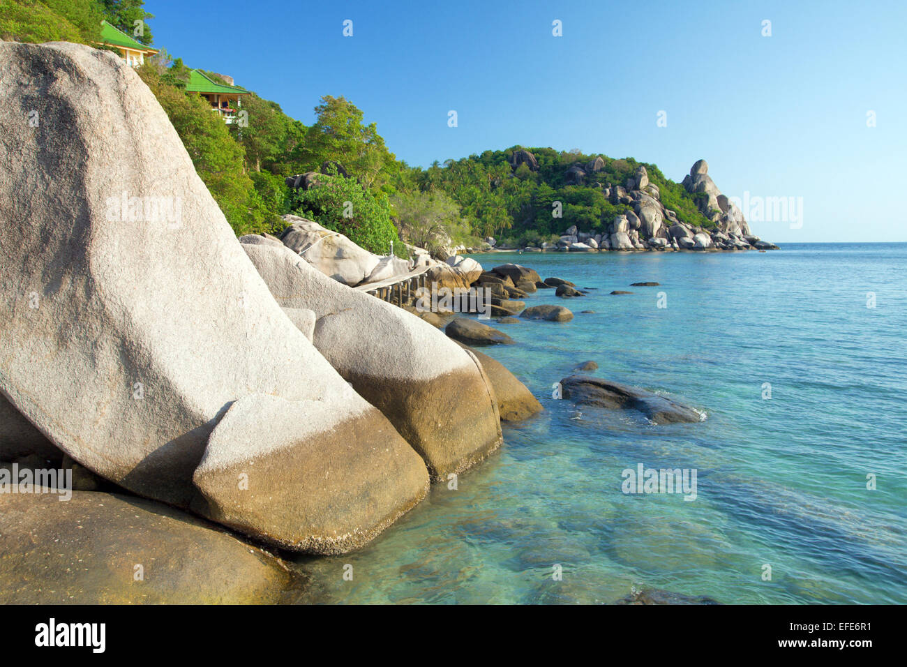 Rock und tropischen Meer Stockfoto