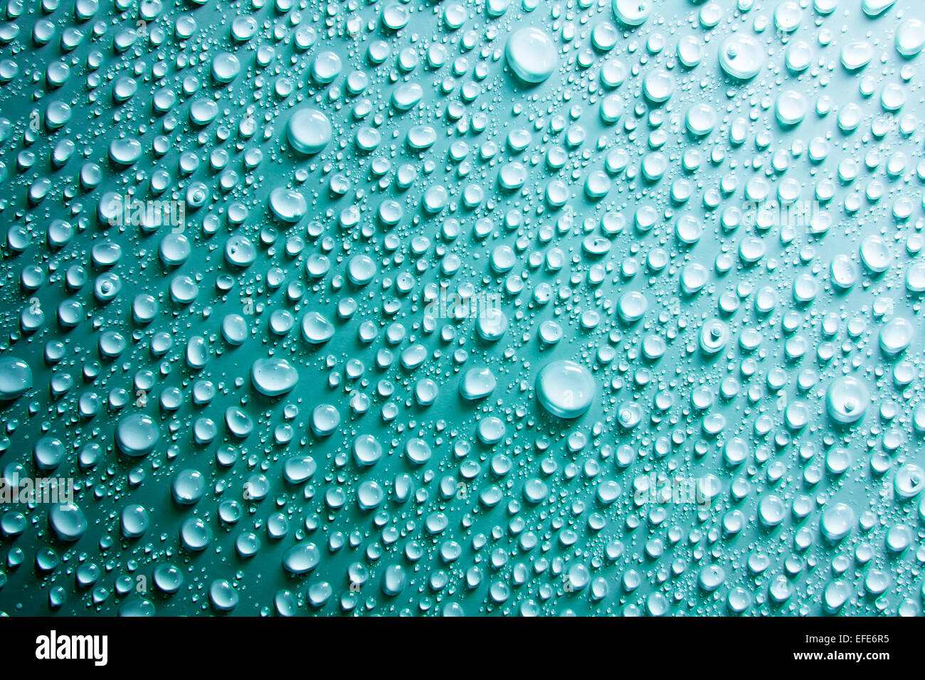 Wassertropfen auf blauem Untergrund Stockfoto