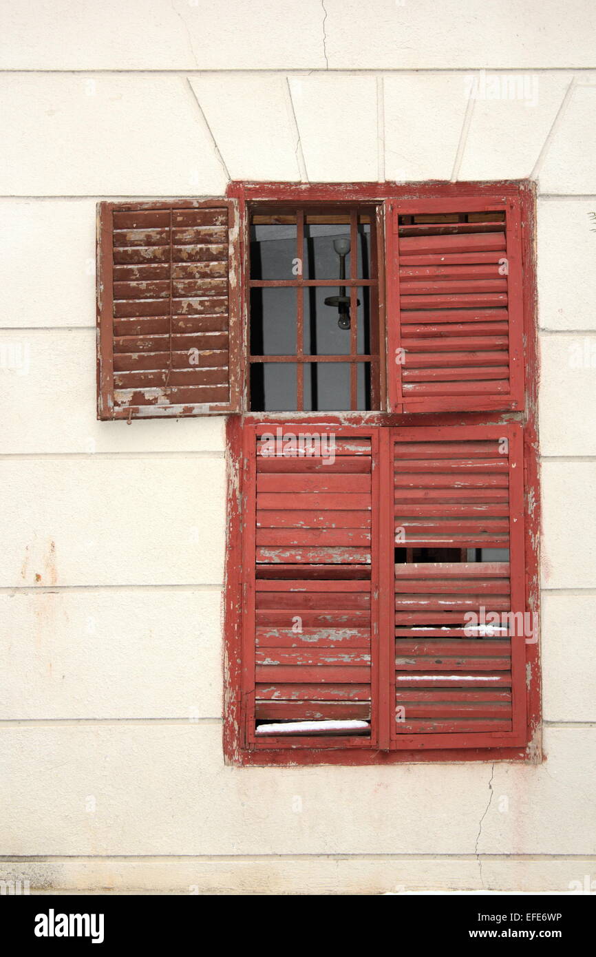 alte beschädigt hölzerne Vorhänge auf einem verlassenen Haus Stockfoto