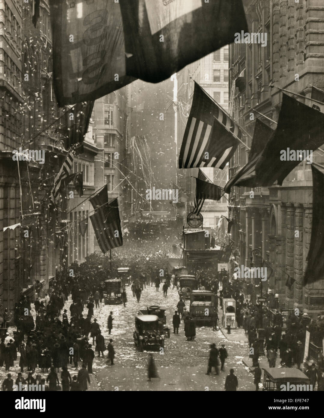 Deutschland kapituliert - Feierlichkeiten an der Wall Street mit Konfetti, amerikanische Flaggen und Menschenmassen. November 1918 Stockfoto