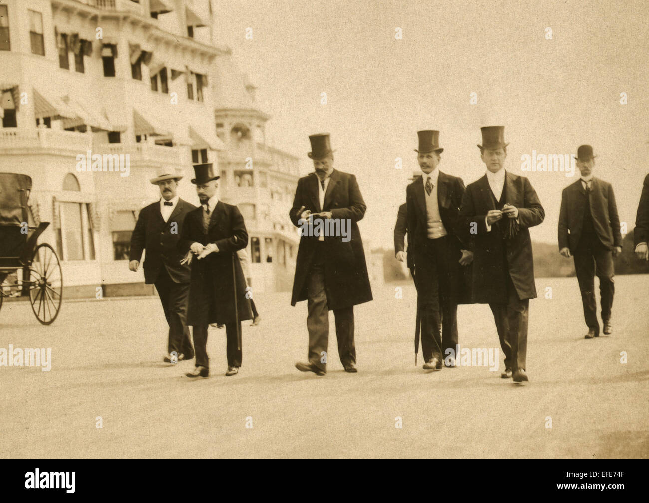 Serge Witte und seine Mitarbeiter sich für einen Sonntagmorgen Fuß bei der Friedenskonferenz von Portsmouth, NH nach dem Russo-japanischer Krieg, 1905 Stockfoto